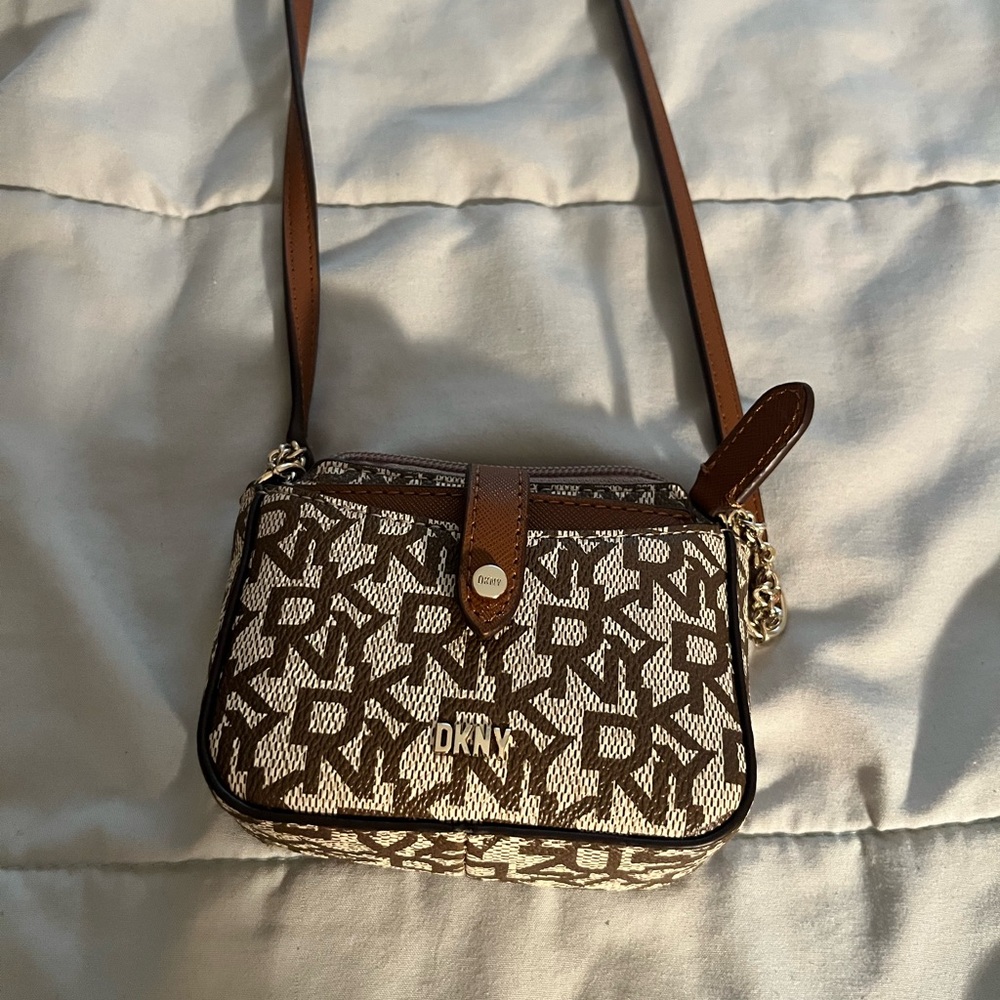 🚫SOLD🚫 DKNY Tan and White Crossbody Bag (LIKE-NEW)